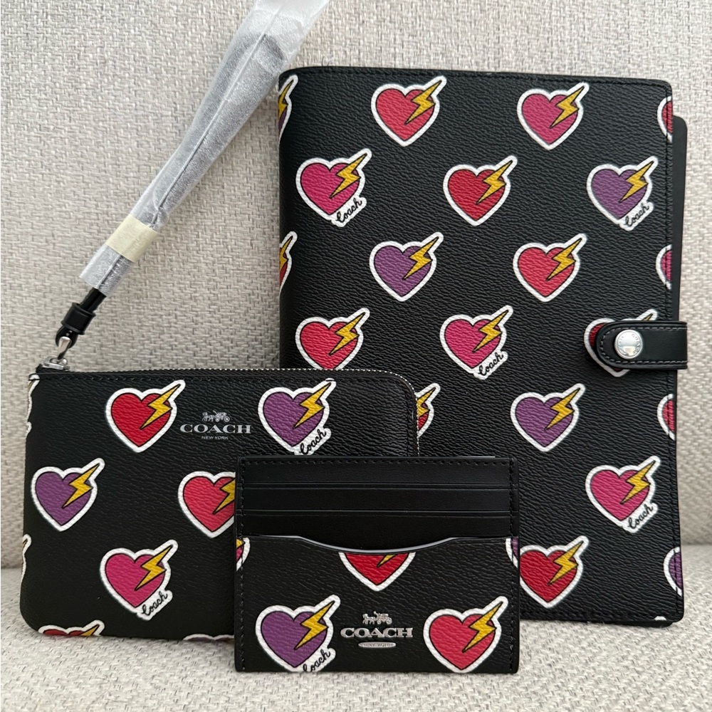 COACH Notebook Slim Id Card Case Corner Zip Wristlet With Heart Bolt Print - NEW
